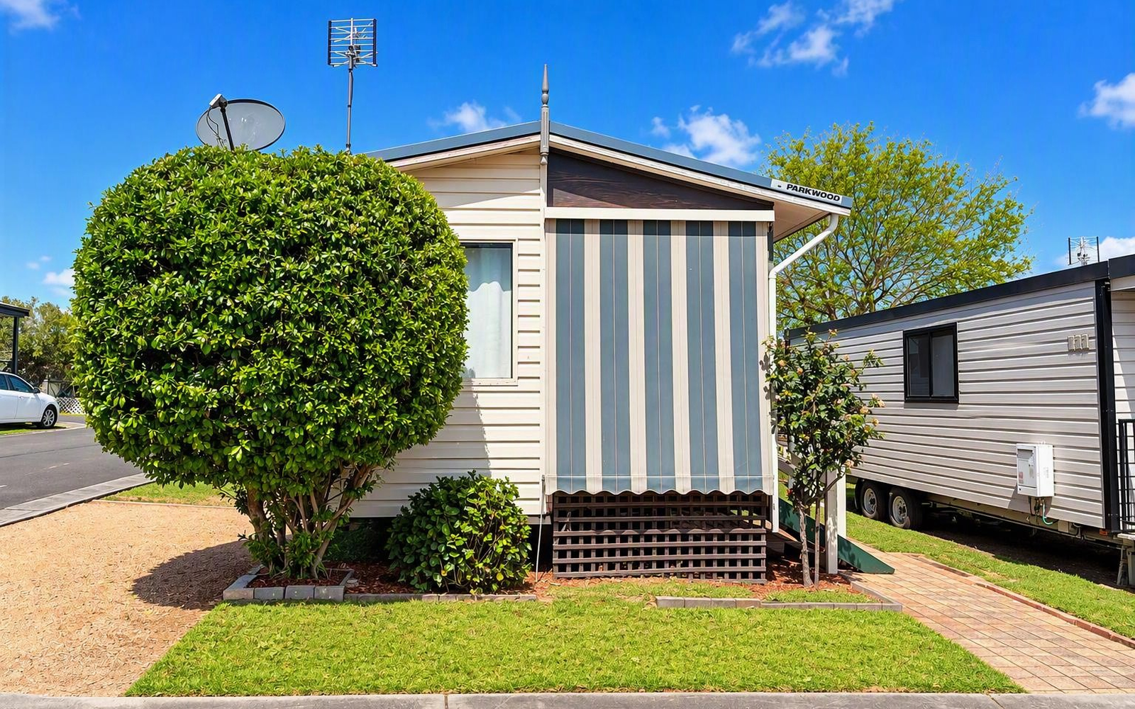 Utilities included! 2-Bedroom Cabin with Balcony & Car Space