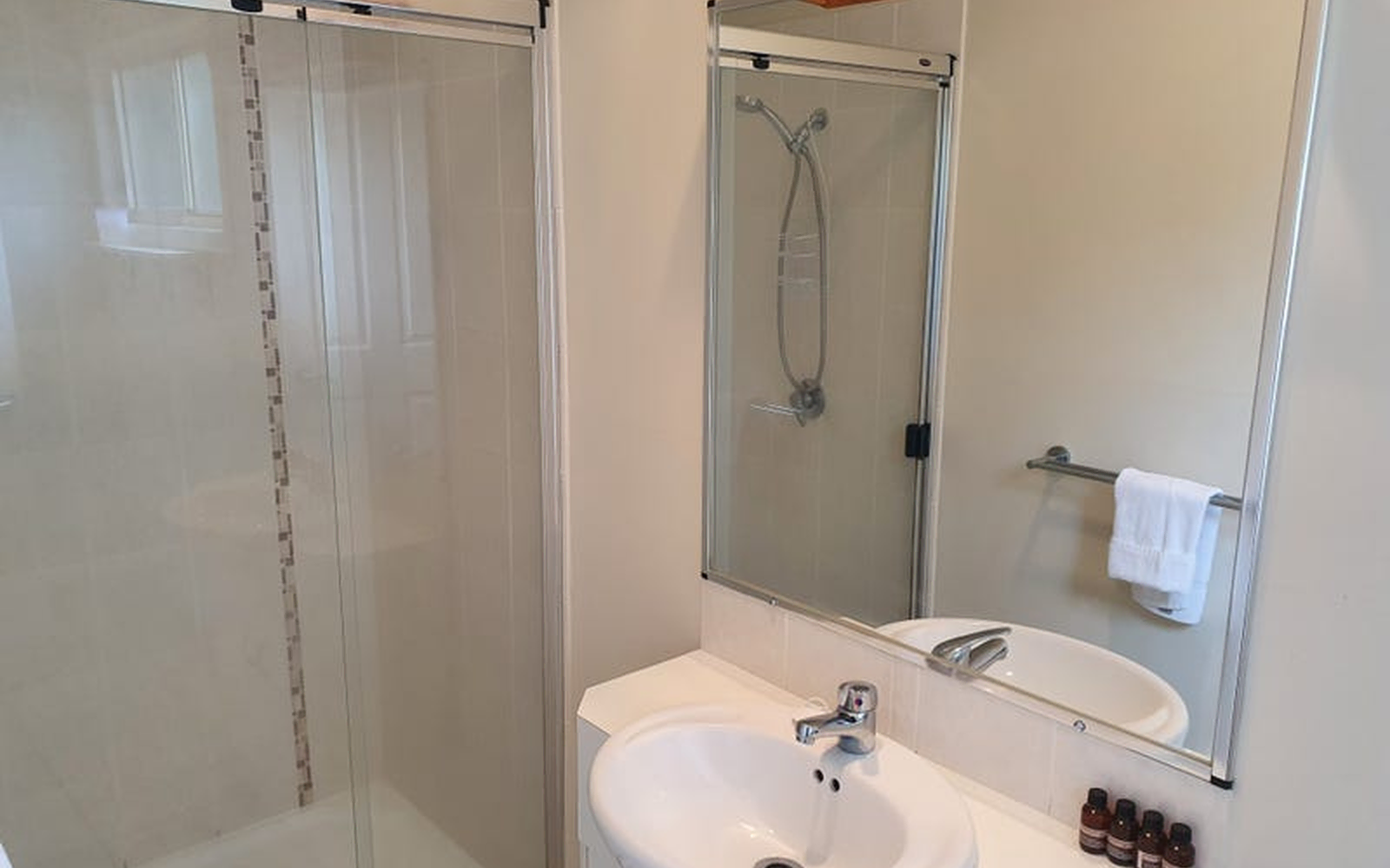 Very Generous Studio for Rent – $600/week – Water & Gas Included – Available Now!