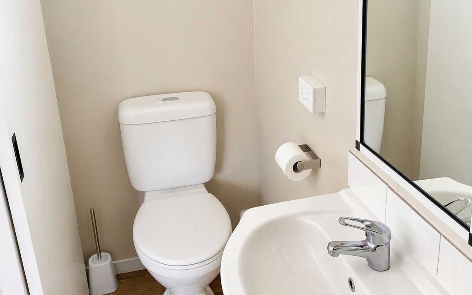 Low maintenance furnished cabin at Campbellfield Rental Village
