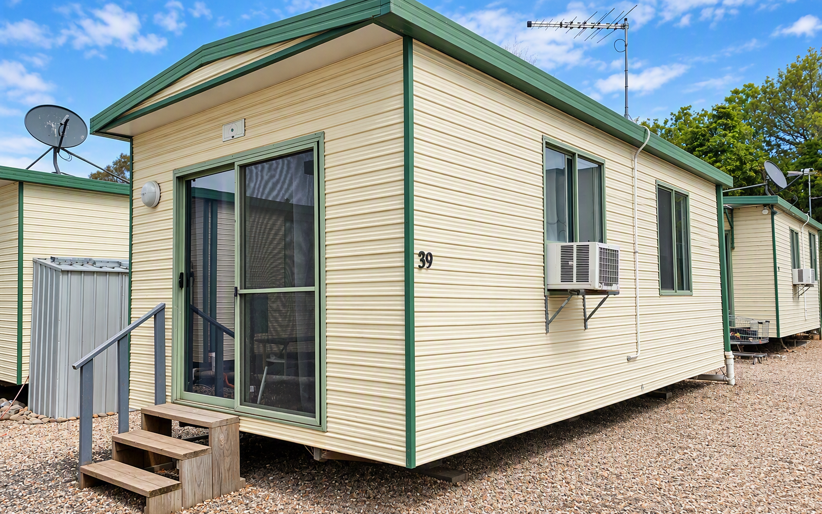 Low maintenance furnished cabin at Campbellfield Rental Village