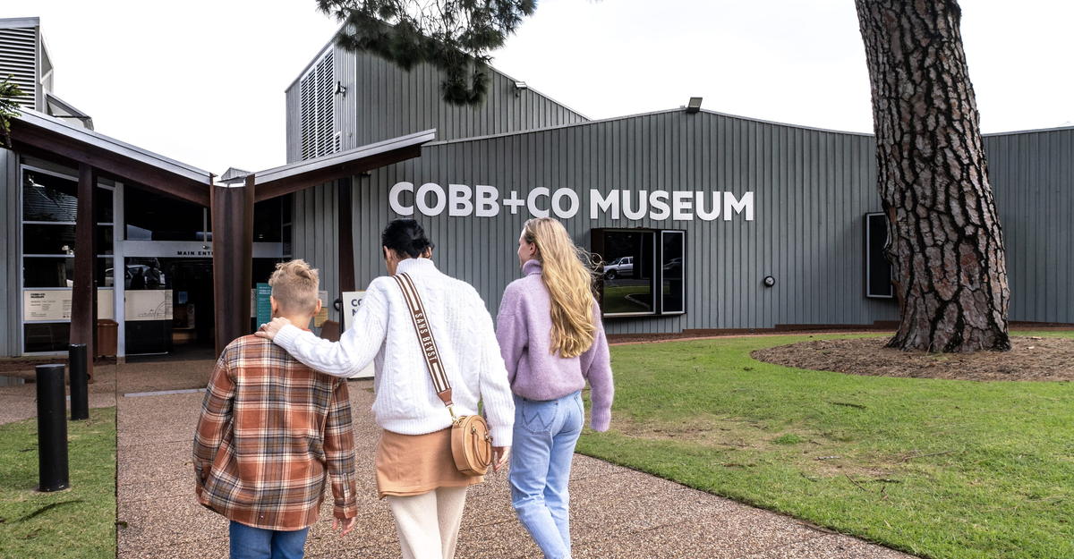 Family walking towards the Cobb+Co Museum